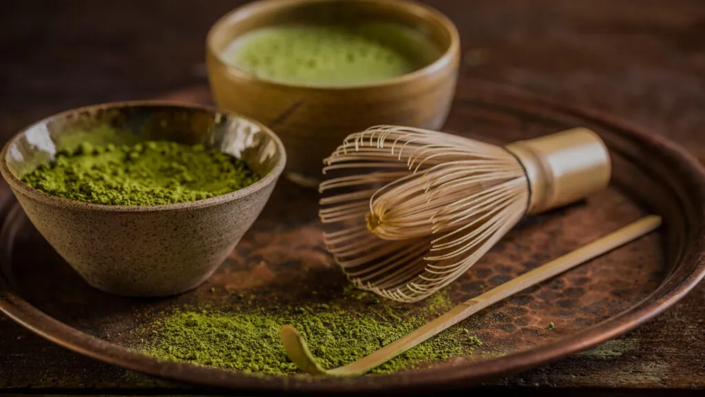 Brązowy zestaw do przygotowania matchy.