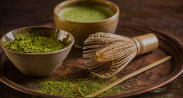 Brązowy zestaw do przygotowania matchy.