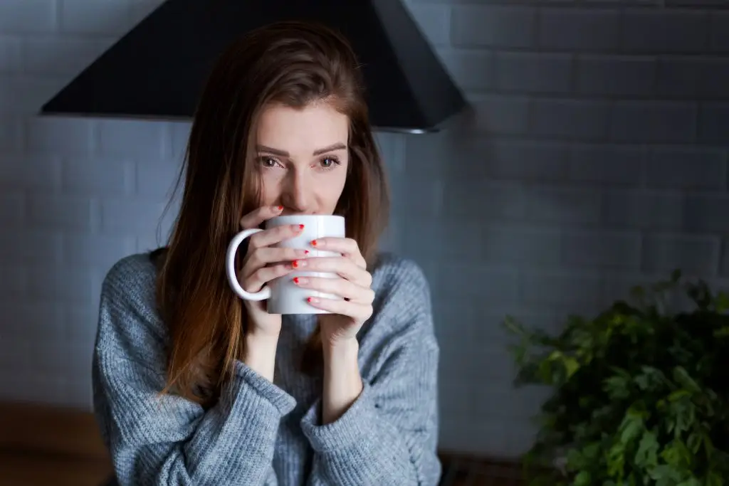 Kobieta pijąca herbatę rooibos