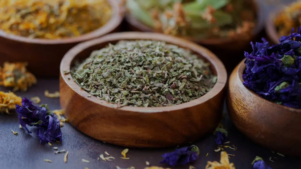 Herbata z czystka w drewnianej misie.