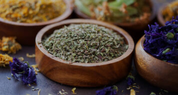 Herbata z czystka w drewnianej misie.