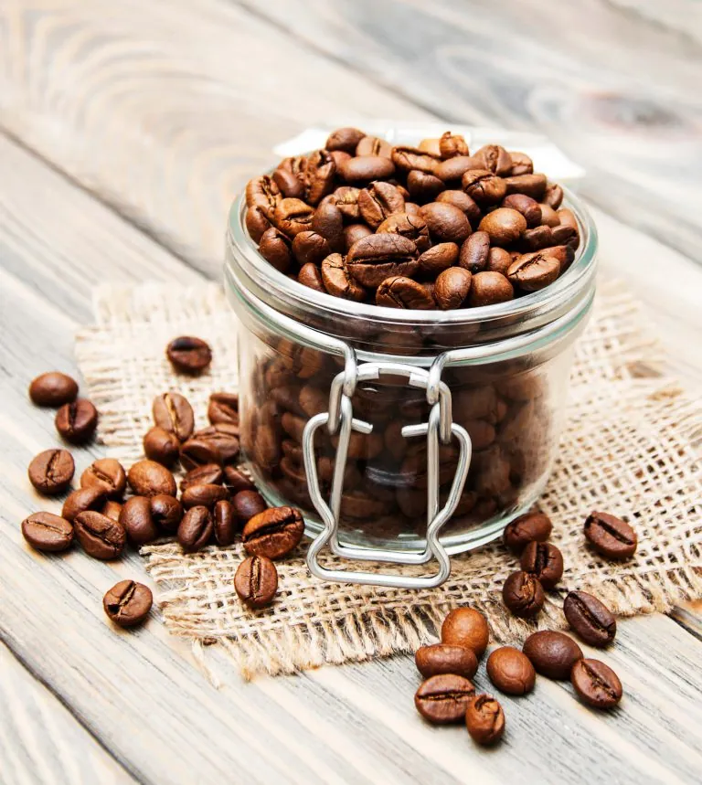 Słoik pełen ziaren kawy.