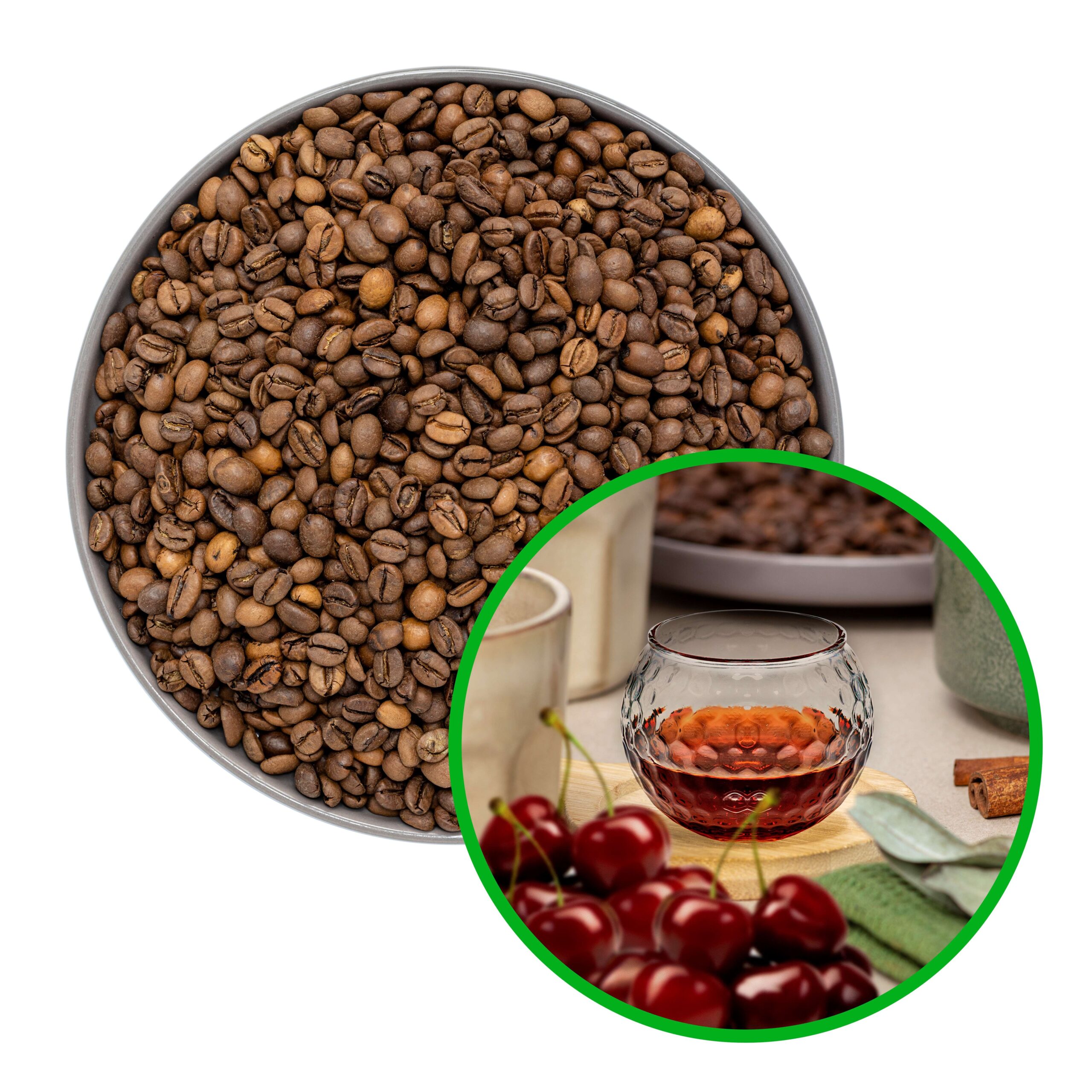 Ziarna kawy w miseczce, w prawym dolnym rogu nałożone zdjęcie kieliszka z likierem wiśniowym oraz świeżych wiśni, w tle filiżanki i kawa.