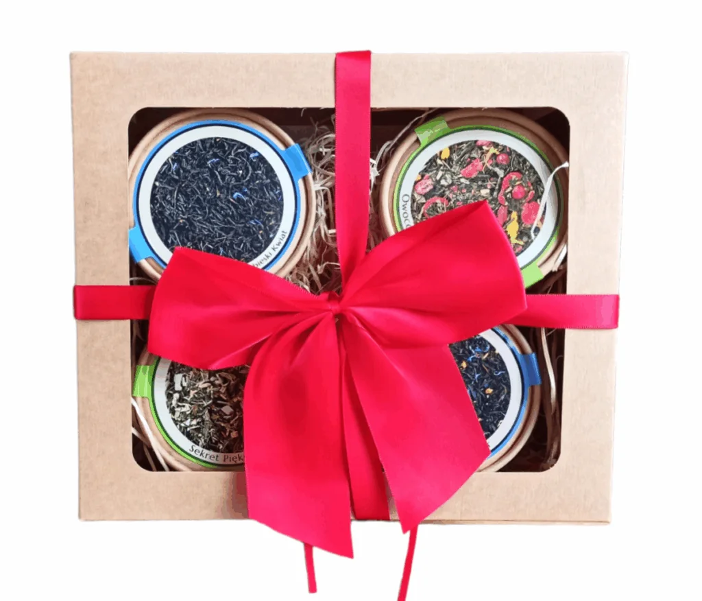 Cztery kubki eco w beżowym kartonie przewiązane czerwoną wstążką