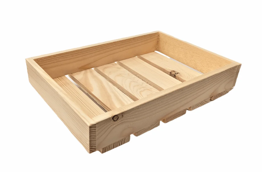 Widok z boku na prostokątną, drewnianą skrzynkę