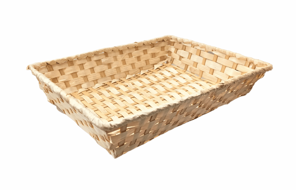 Widok z boku na prostokątny bambusowy koszyk