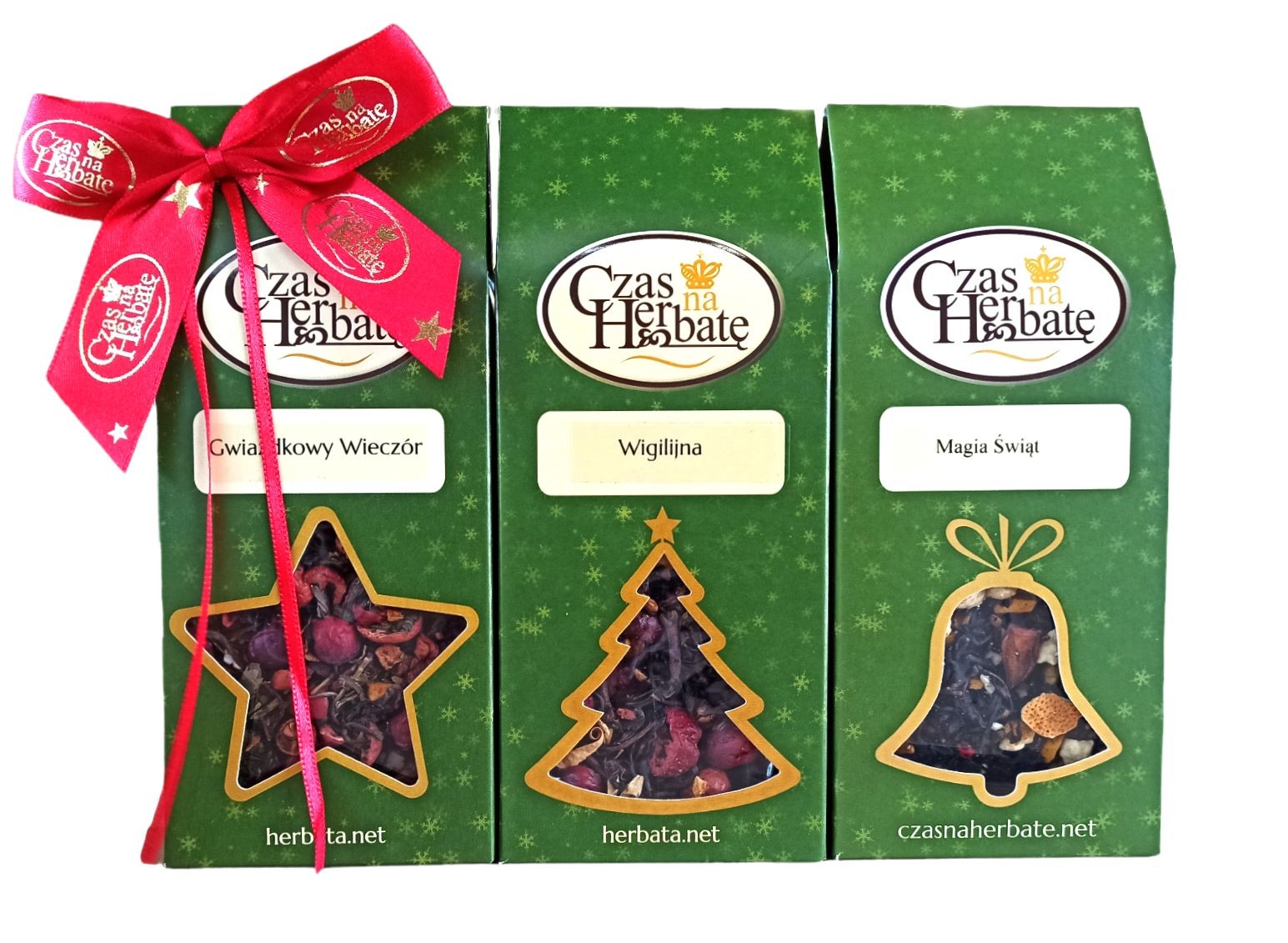 Trzy zielone opakowania herbaty z czerwoną kokardą z okienkami w gwiazdę, choinkę i dzwonek