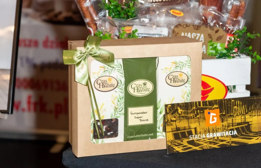 Zestaw prezentowy „Czas na Herbatę” z herbatą Gunpowder Super Black i kartą „Stacja Grawitacja”.
