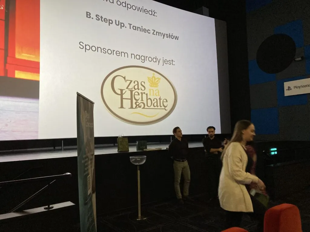 Sala kinowa, na ekranie logo "Czas na Herbatę" i informacja o sponsorze nagrody, którym jest "Czas na Herbatę"