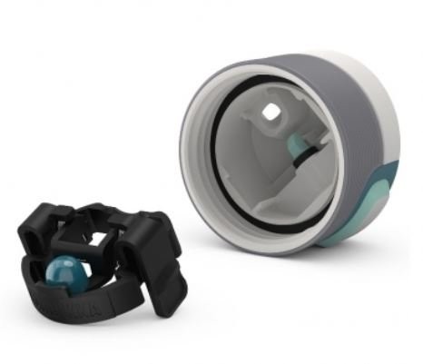 Biała nakrętka kubka termicznego z zielononiebieskimi zdobieniami