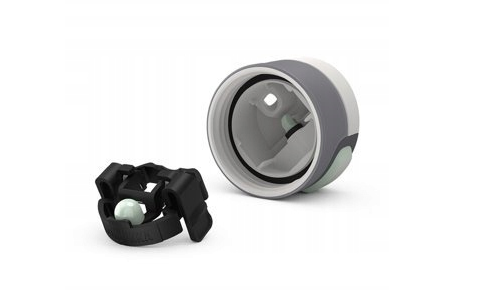 Biała nakrętka kubka termicznego z szarymi zdobieniami