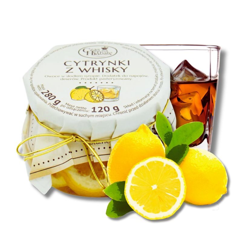 Słoiczek z białą etykietą nałożoną na wieczko i obwiązaną złotą gumką, obok cytryny i szklanka whiskey z lodem