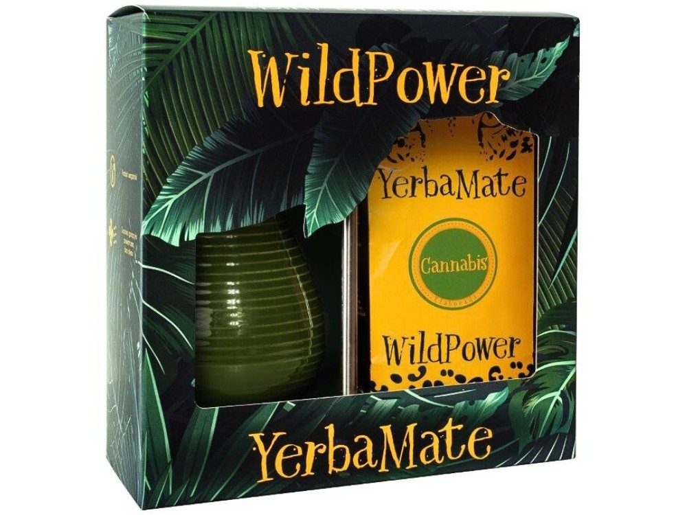 Widok z boku na zielony kartonik z rysunkiem liści, w środku zółta paczka yerba mate, bombilla i zielone matero