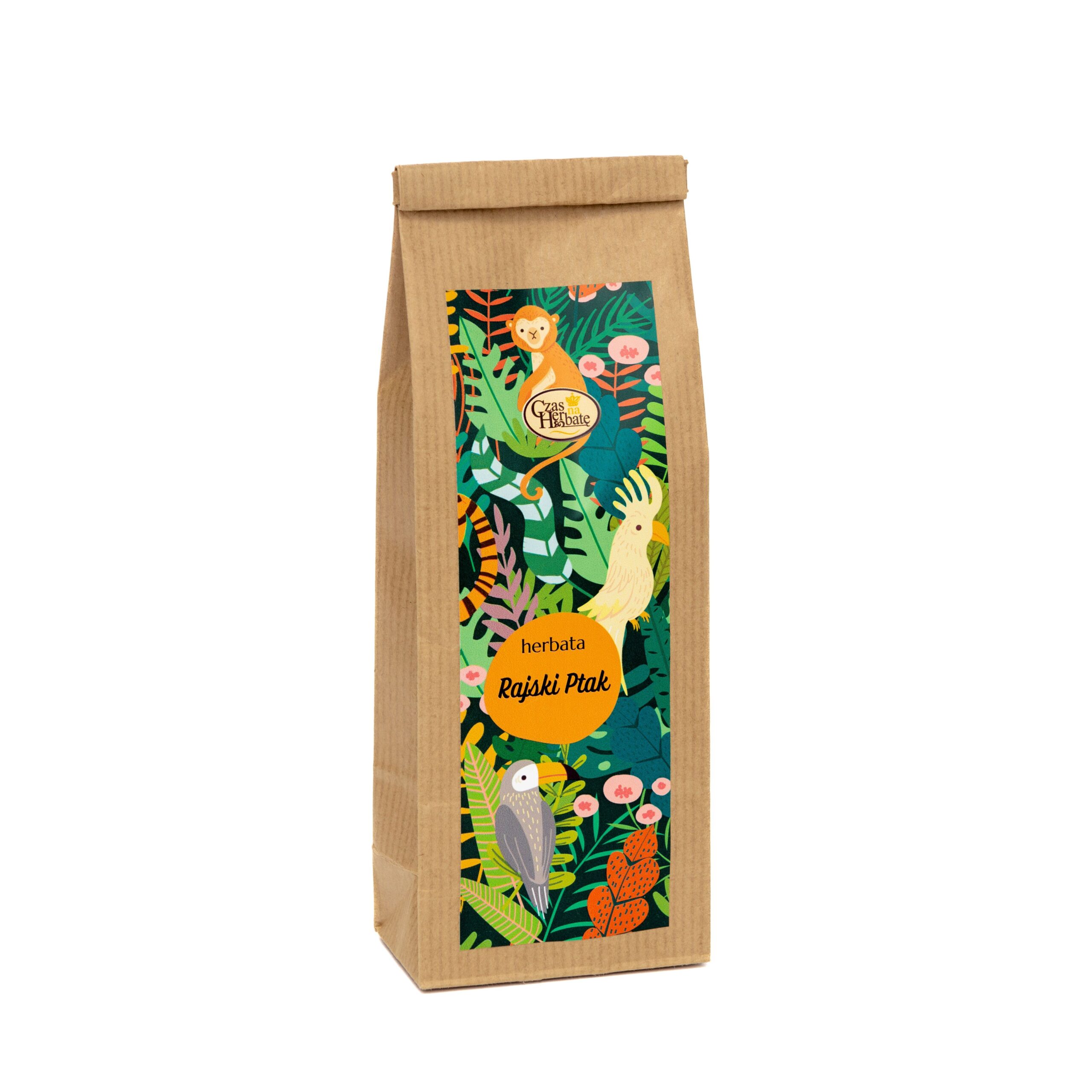 Brązowa torebka herbaty „Rajski Ptak” z kolorową etykietą, papugami, małpką i logo Czas na Herbatę na tle liści.