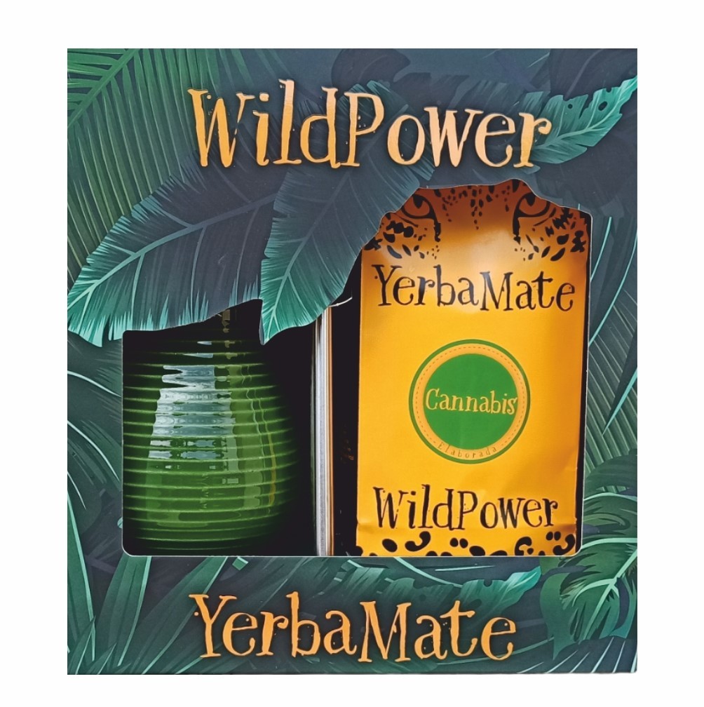 Zielony kartonik z rysunkiem liści, w środku zółta paczka yerba mate, bombilla i zielone matero