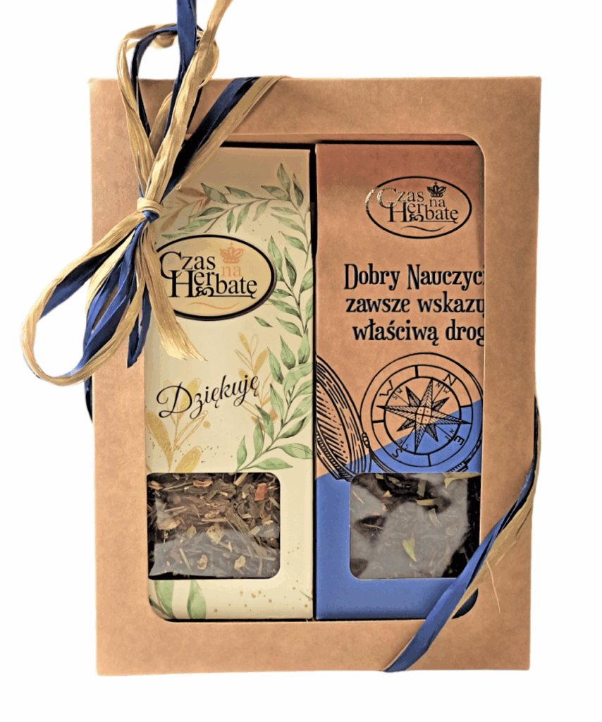 Beżowy kartonik z kwadratowym okienkiem i niebieską wstążką, w środku dwa kartoniki z herbatą