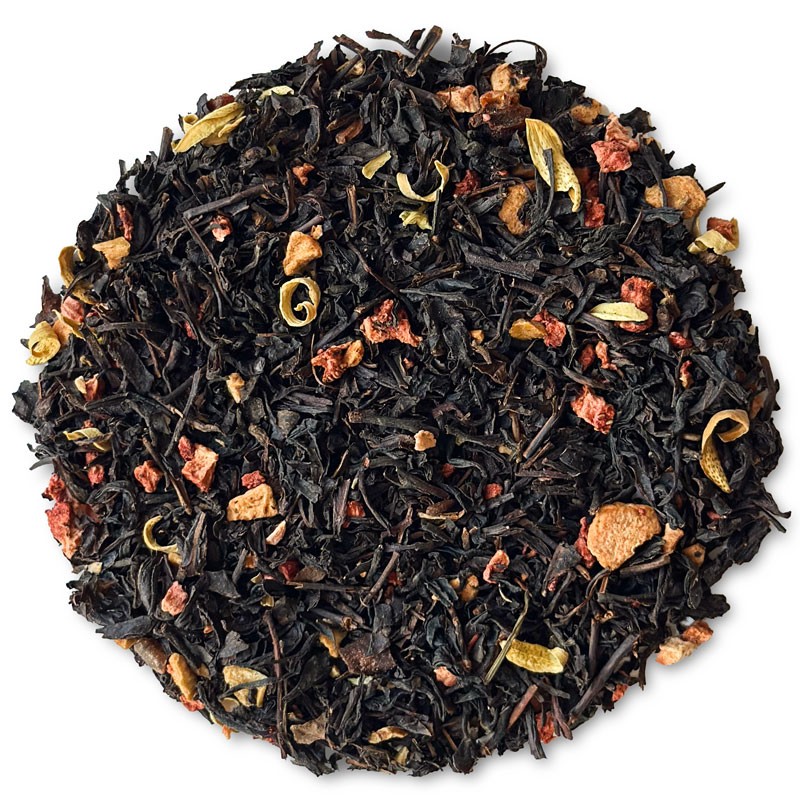 Czarna herbata z kawałkami jabłka i kwiatami pomarańczy