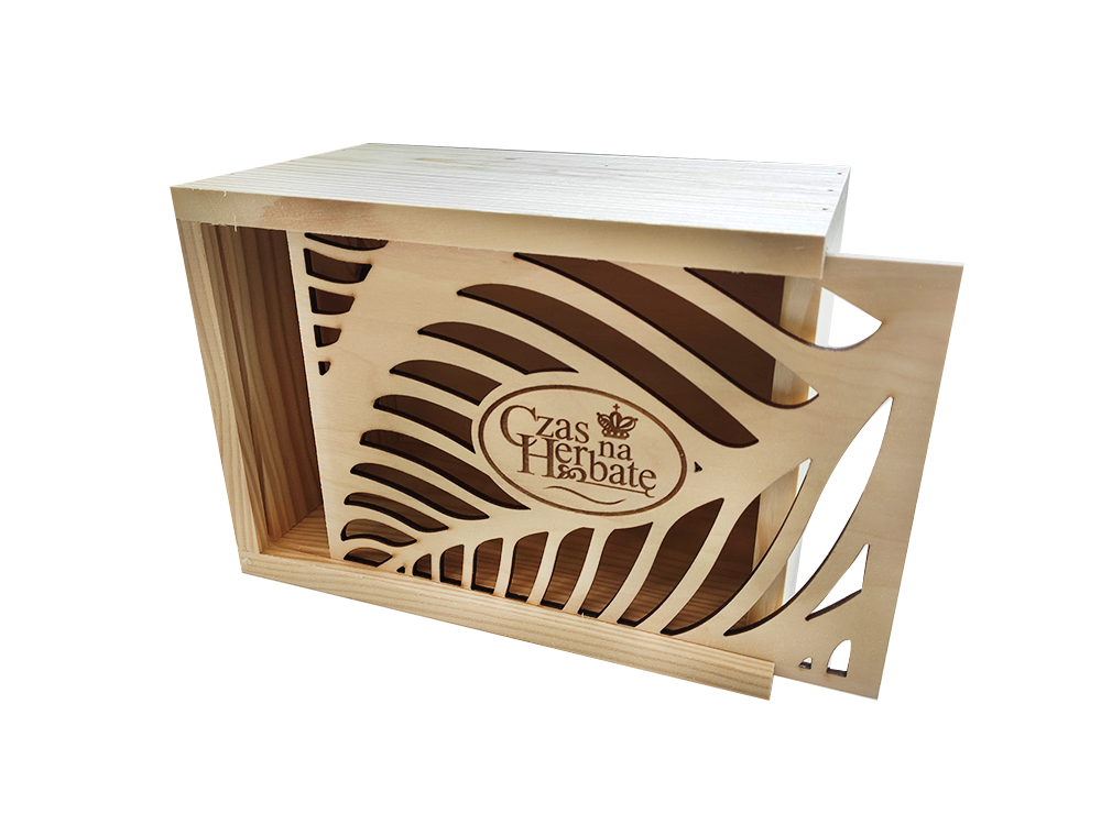 Kwadratowe drewniane pudełko z ażurowym zamknięciem