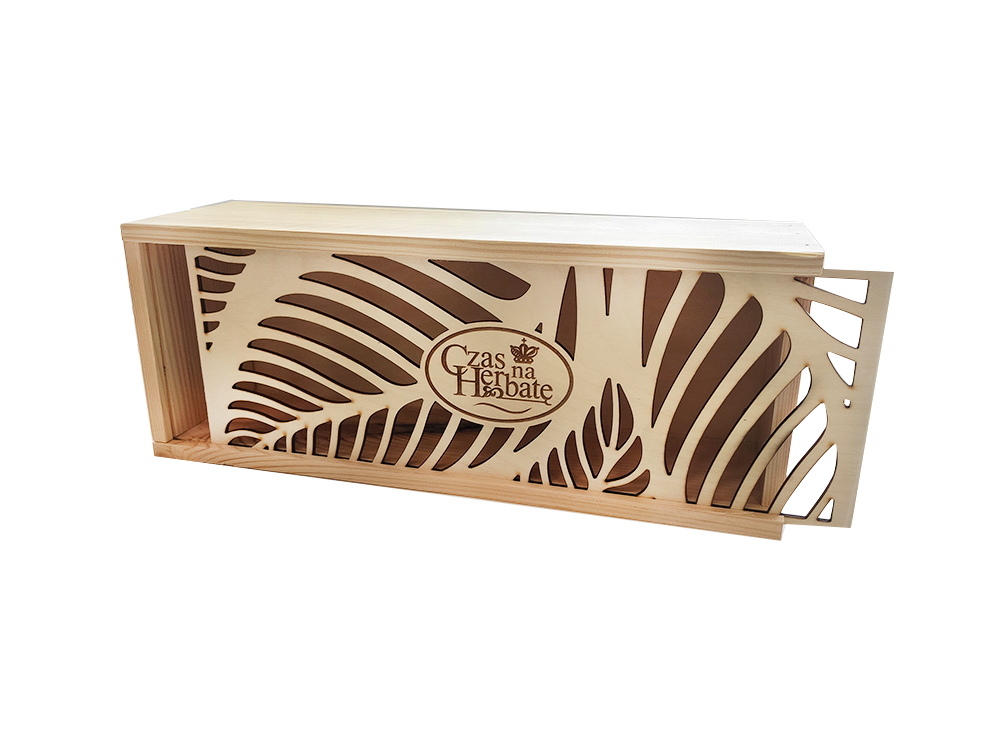 Prostokątne drewniane pudełko z ażurowym zamknięciem