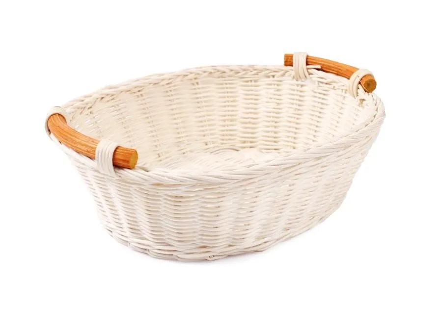 Widok z boku na owalny koszyk z drewnianymi uchwytami