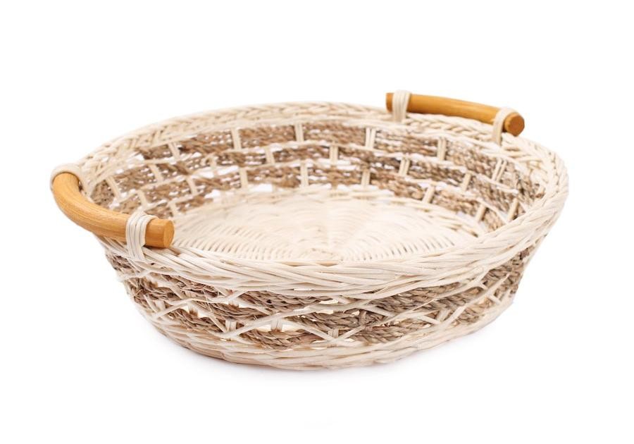 Widok z boku na niski okrągły koszyk z drewnianymi rączkami
