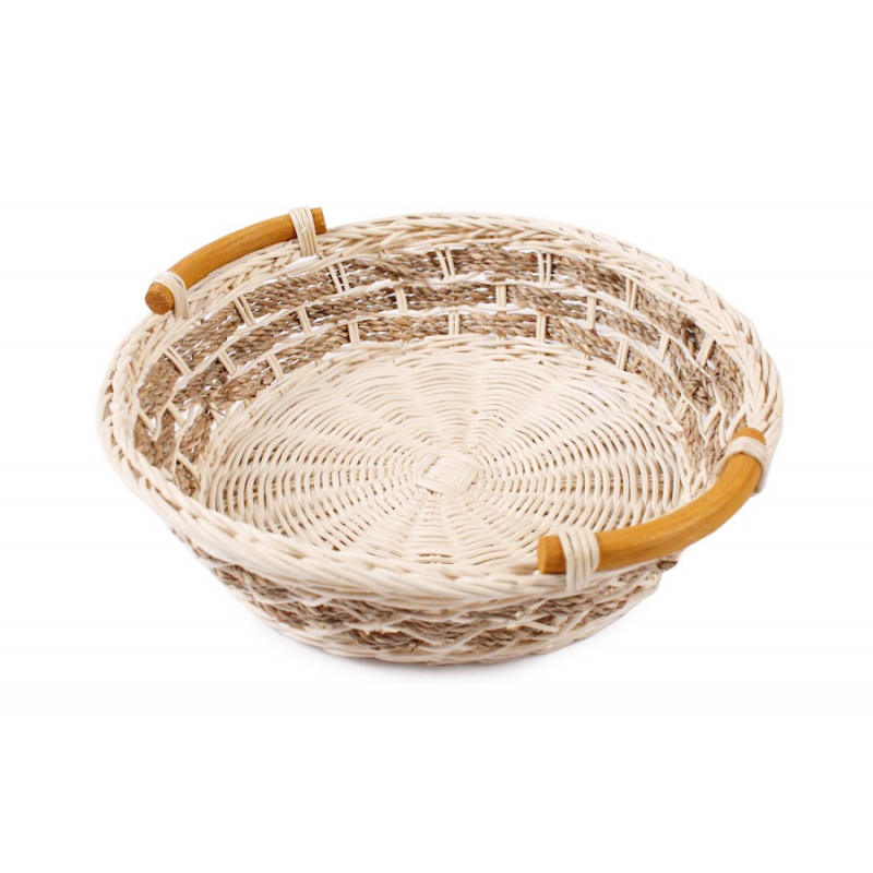 Widok z góry na niski okrągły koszyk z drewnianymi rączkami