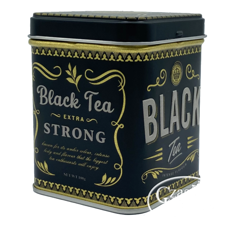 Widok z boku na czarną kwadratową puszkę ze złotymi zdobieniami