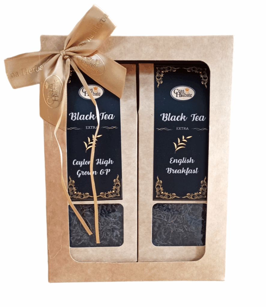 Kartonowe pudełko z beżową wstążką i kwadratowym okienkiem, w środku dwa kartoniki z herbatą z czarnymi etykietami i kwadratowymi okienkami