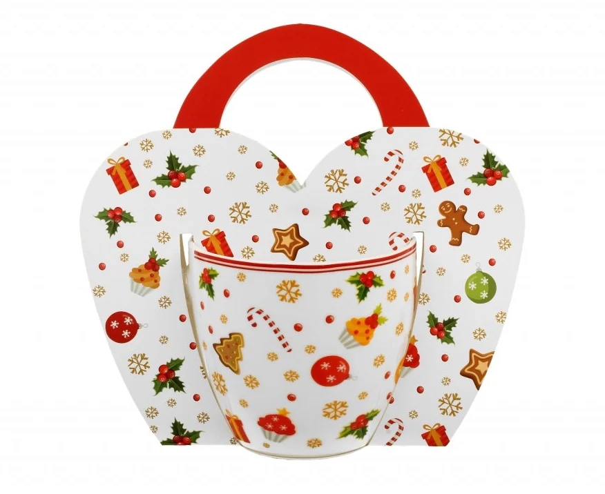 Biały kubek z motywem w świąteczne symbole w kartonowym koszyczku w kształcie serca