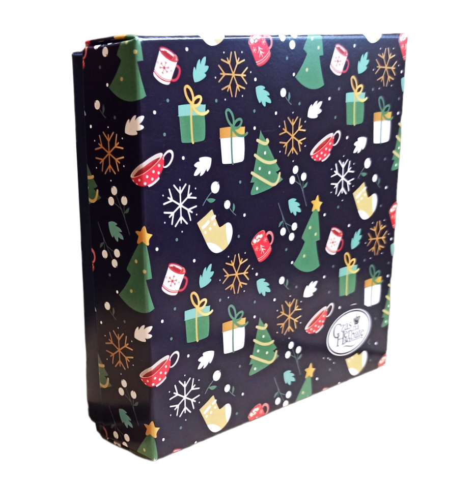 Widok z boku na ozdobne kartonowe pudełko z motywem świątecznym.