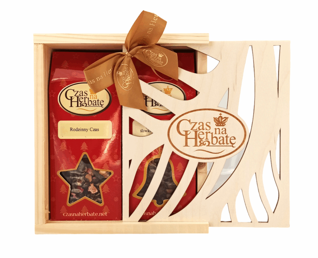 Na wpół otwarta drewniana skrzynka z logo Czasu na herbatę oraz brązową wstążką, w środku dwa kartonowe opakowania herbaty - jedno z okienkiem w kształcie gwiazdki, drugie z okienkiem w kształcie dzwoneczka.