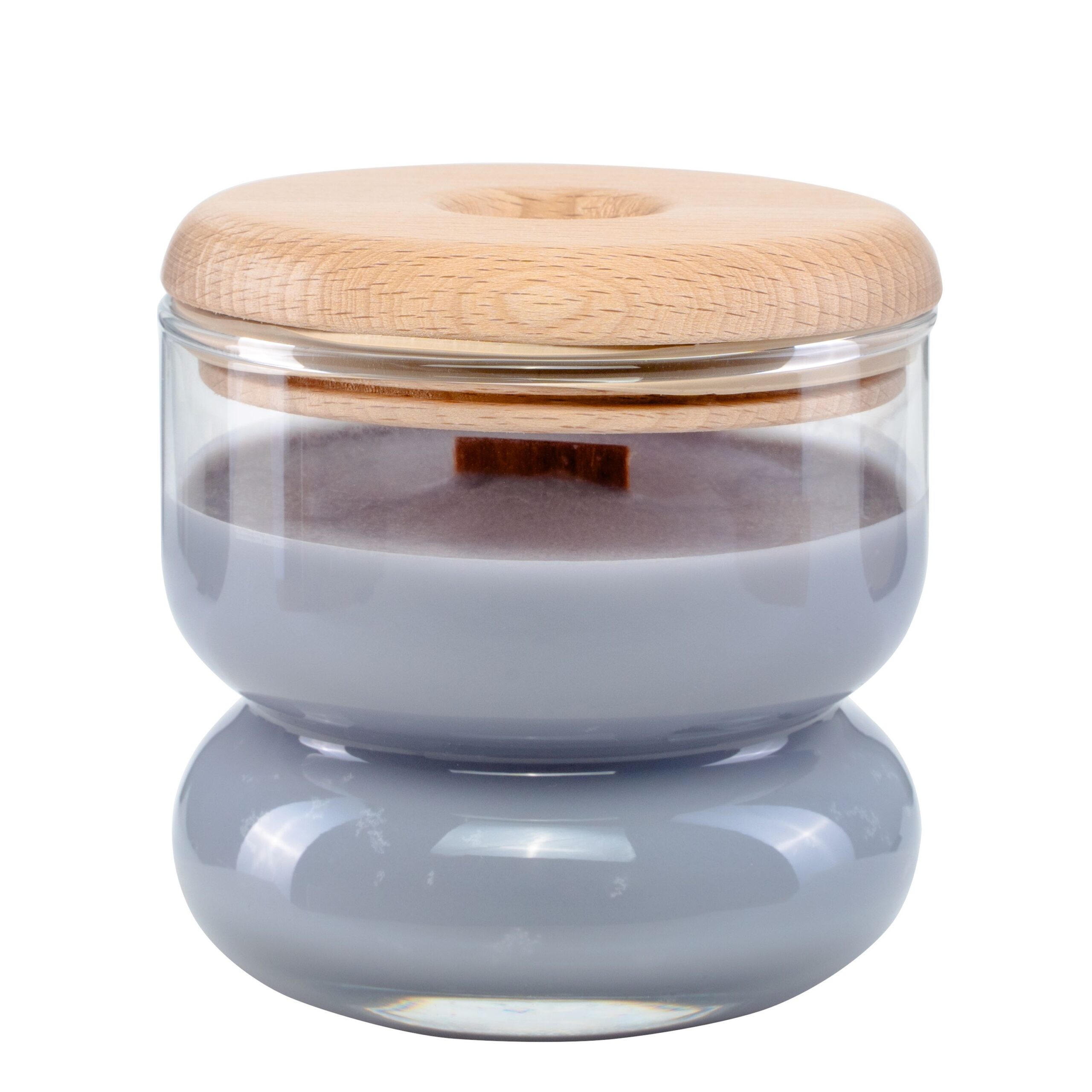 Szklany świecznik z drewnianą pokrywką, w środku szara świeca sojowa.