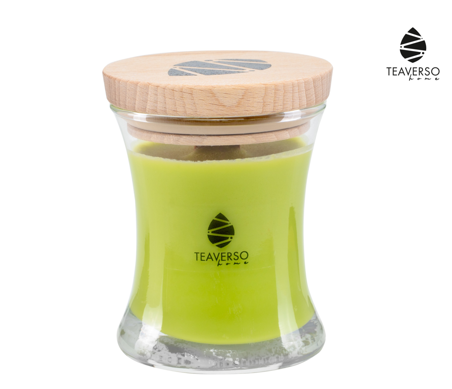 Teaverso zielona świeca sojowa w szklanym słoiku z drewnianą pokrywką, logo na froncie i wieczku.