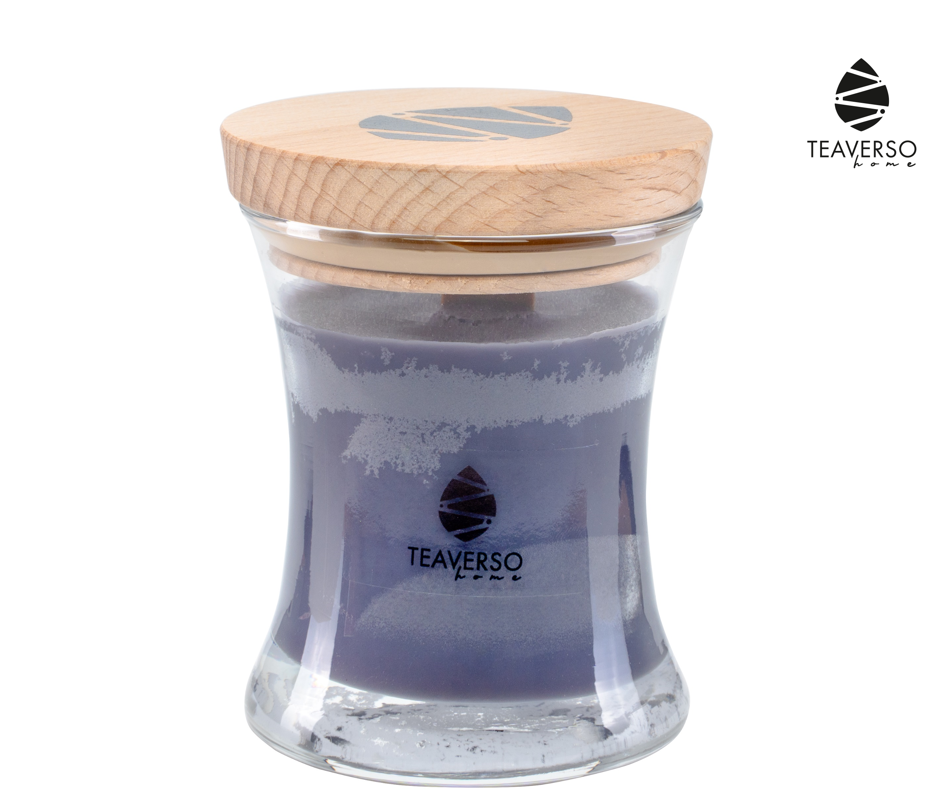Teaverso niebieska świeca sojowa w szklanym słoiku z drewnianą pokrywką, logo na froncie i wieczku.