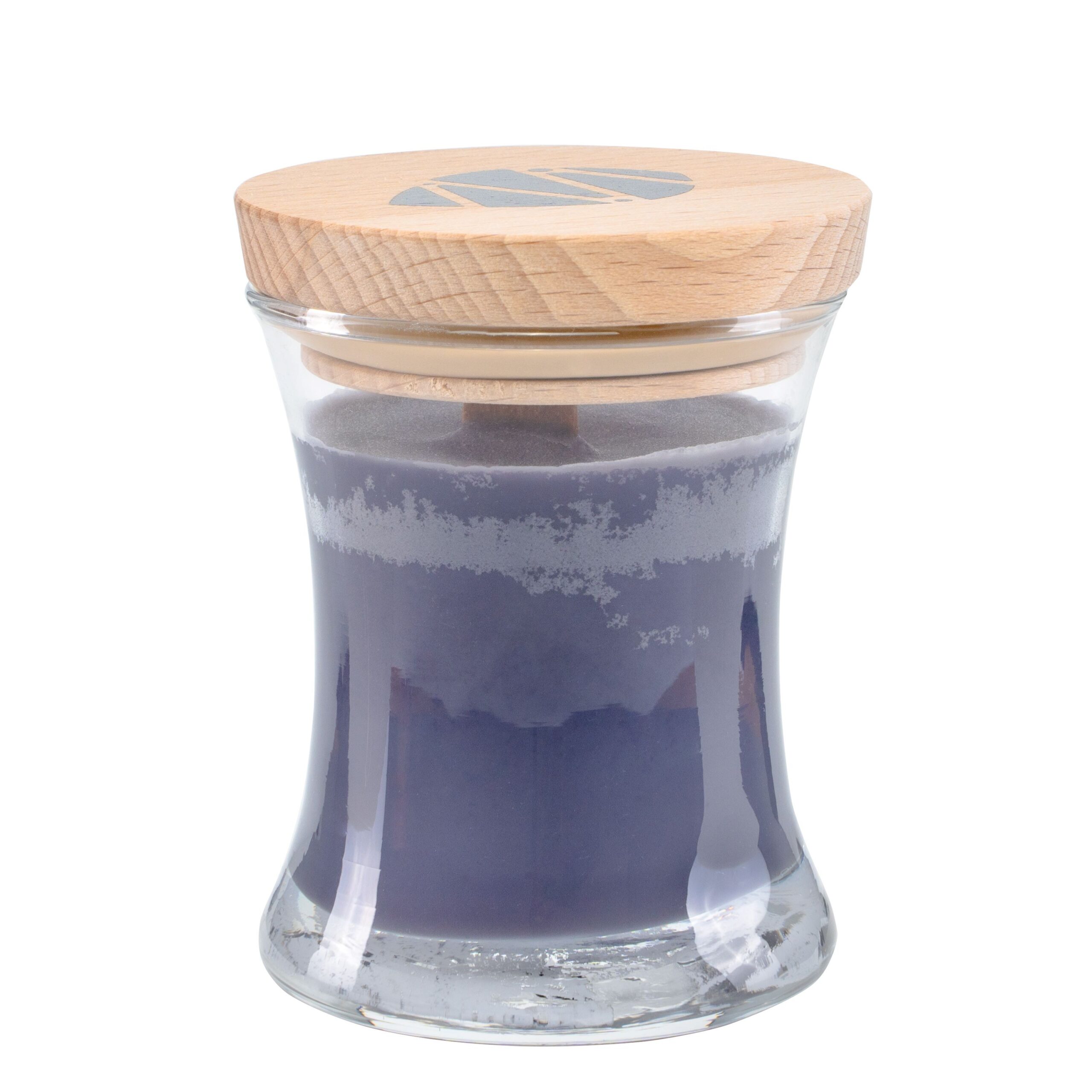Szklany świecznik z drewnianą pokrywką, w środku niebieska świeca sojowa, minimalistyczny design.