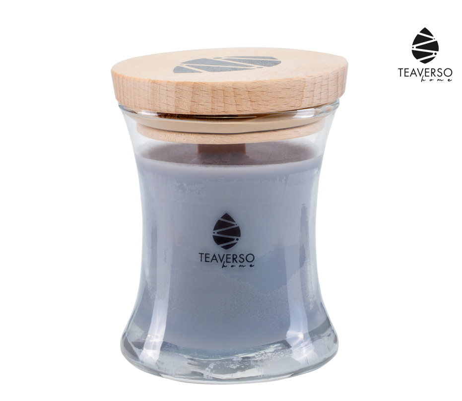 Teaverso szara świeca sojowa w szklanym słoiku z drewnianą pokrywką, logo na froncie i wieczku.