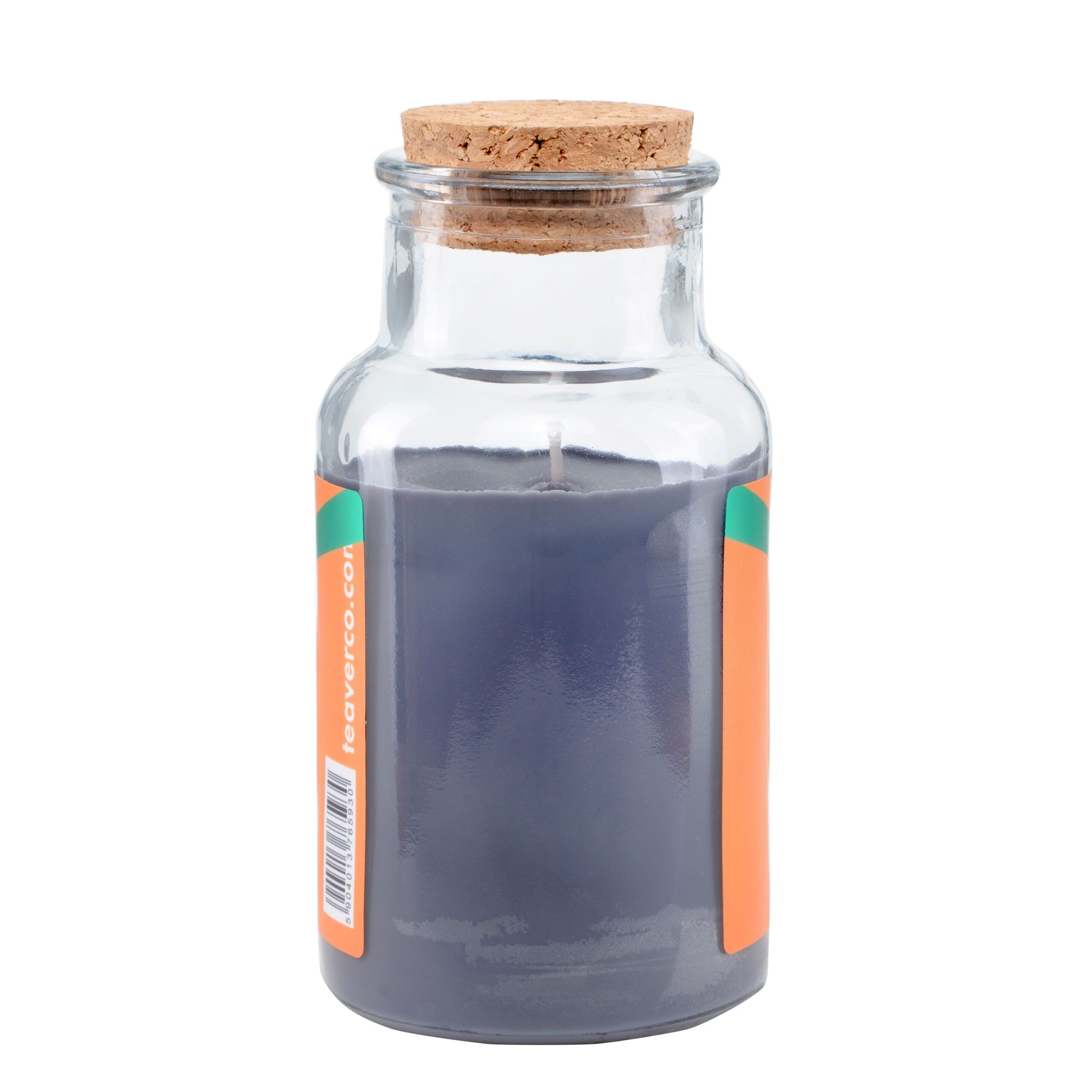 Granatowa świeca w przezroczystym szklanym słoiczku z korkiem, ozdobiona pomarańczową i zieloną etykietą po bokach.