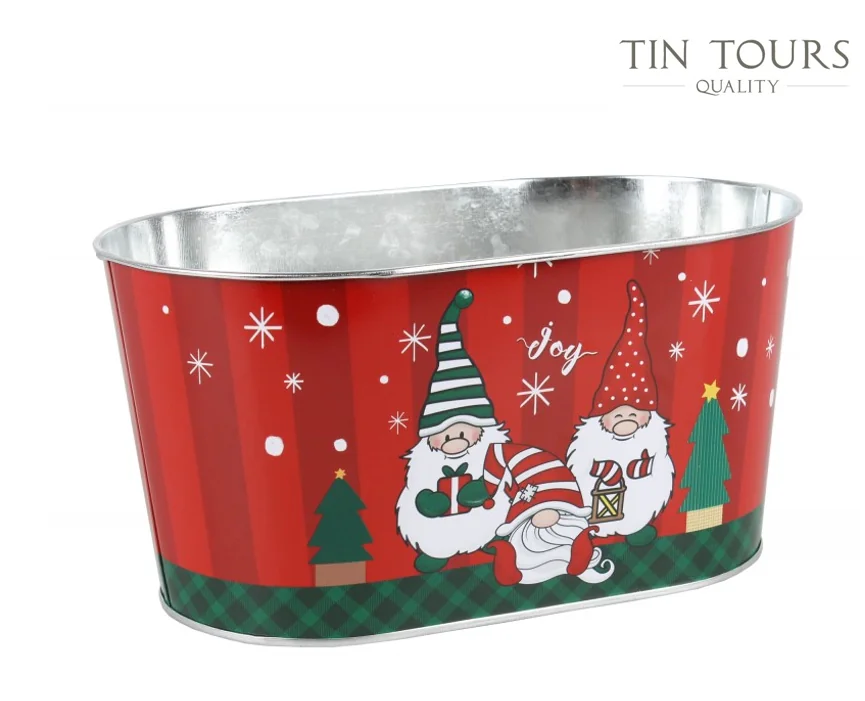 Metalowy kosz świąteczny, czerwony w choinki i skrzaty, z napisem "Joy" i śnieżynkami na tle.