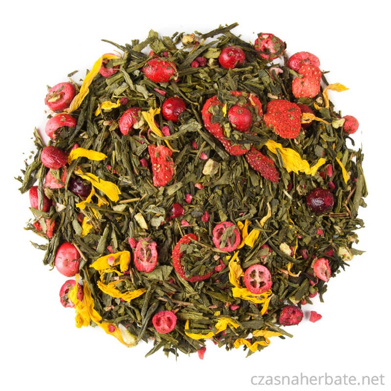 Dried green tea leaves with fruit (strawberry, cranberry, cherry), yellow flower petals and pieces of fruit, arranged in a circle.
