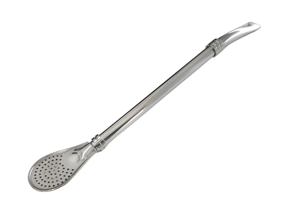 Bombilla – metalowa rurka z filtrem do yerba mate, ze srebrnym wykończeniem i ozdobnym pierścieniem.