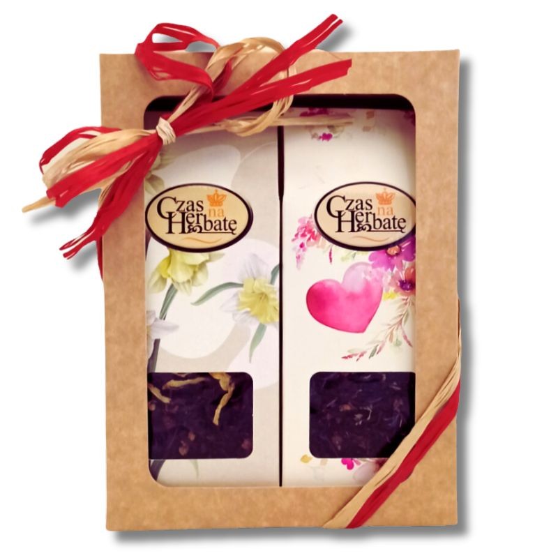 Widok z przodu na zestaw prezentowy z kokardą, dwie kartonowe herbaty Czas na Herbatę z okienkami – jeden z motywem żonkili, drugi z sercem.