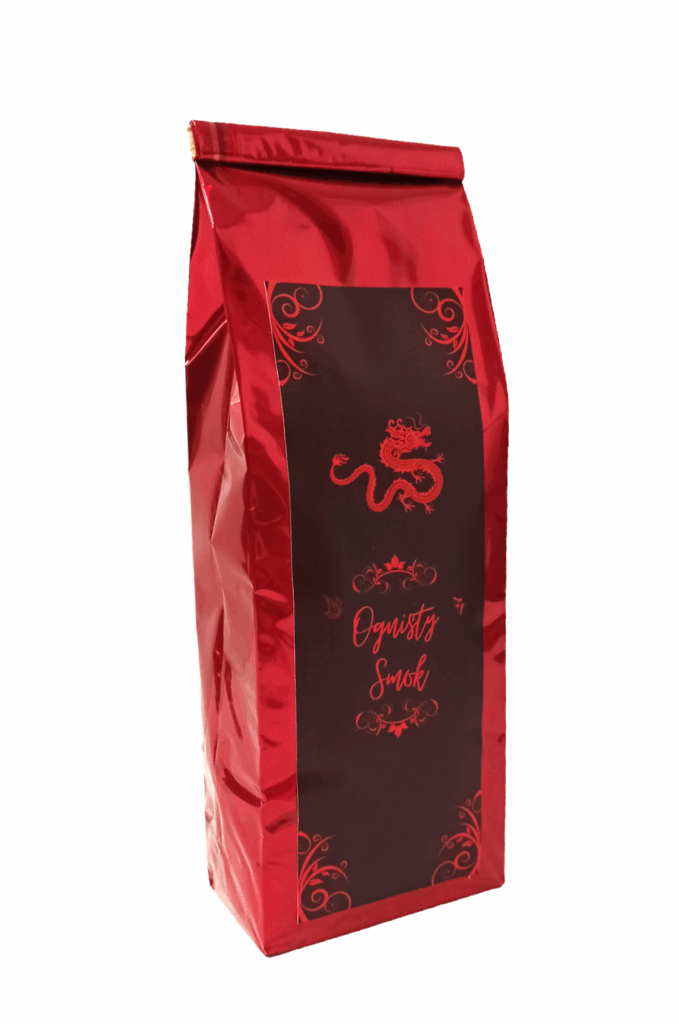 Czerwona, matowa torebka z czarną etykietą, ozdobiona smokiem i napisem "Ognisty Smok".