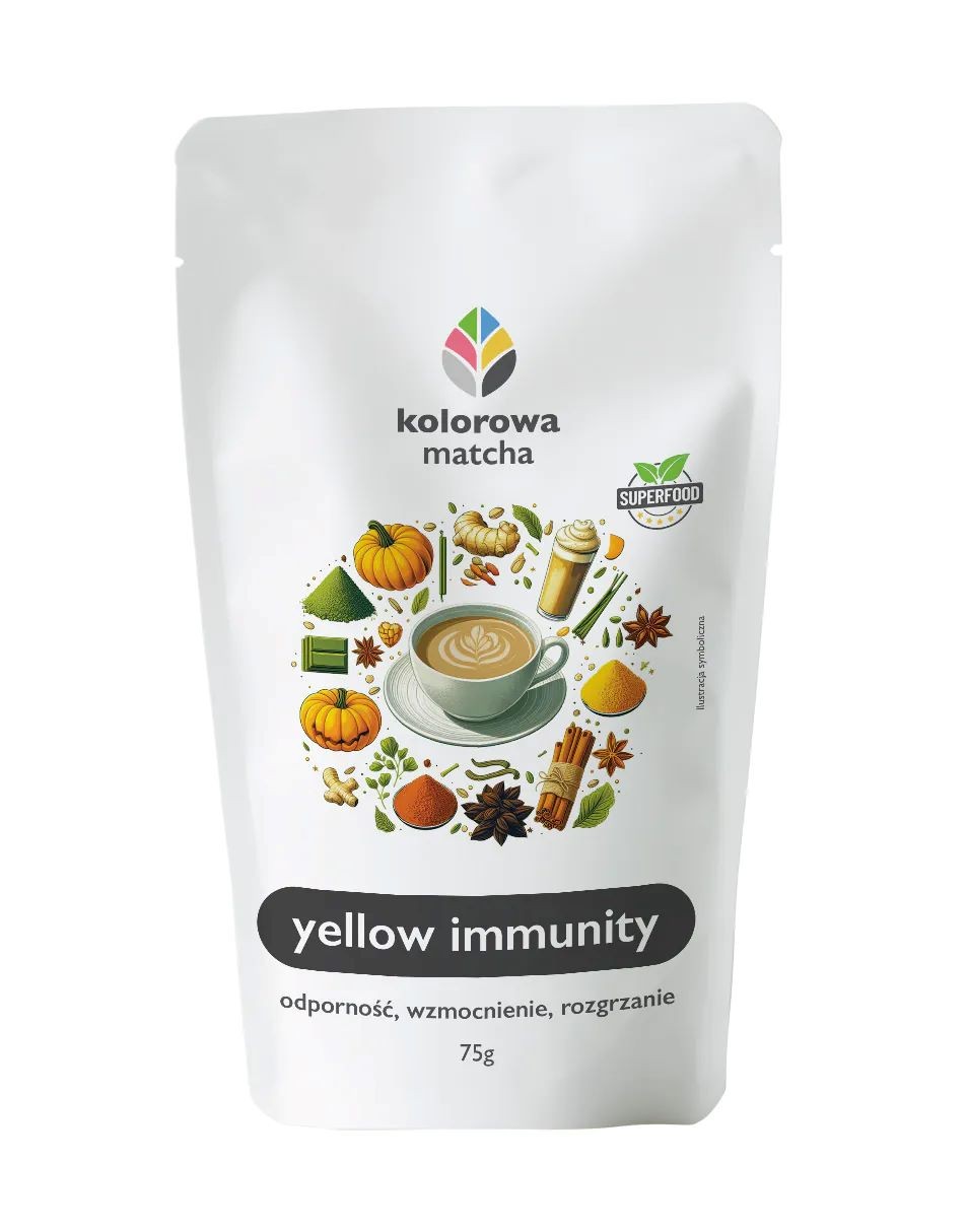 Opakowanie "kolorowa matcha yellow immunity", z ilustracją napoju, dyni, przypraw i cytrusów, promujące odporność.
