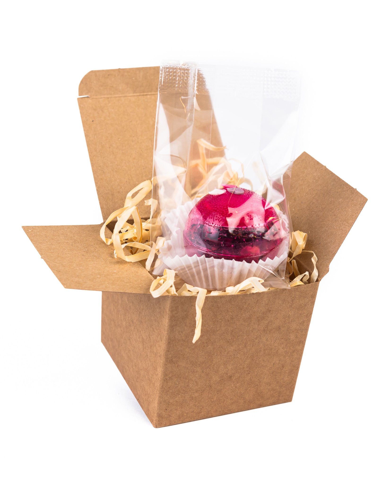 Kula kwiatowa do parzenia herbaty w celofanie, zapakowana prezentowo w kartonowe pudełko z siankiem.