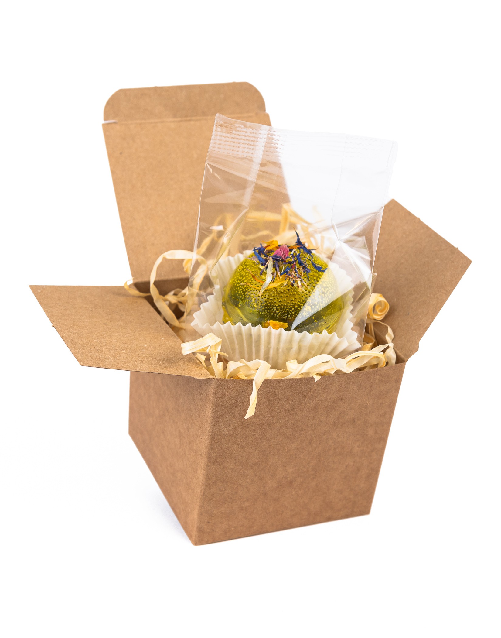 Kula kwiatowa do herbaty z ziołami, zapakowana w celofan i kartonowe pudełko z siankiem dekoracyjnym.