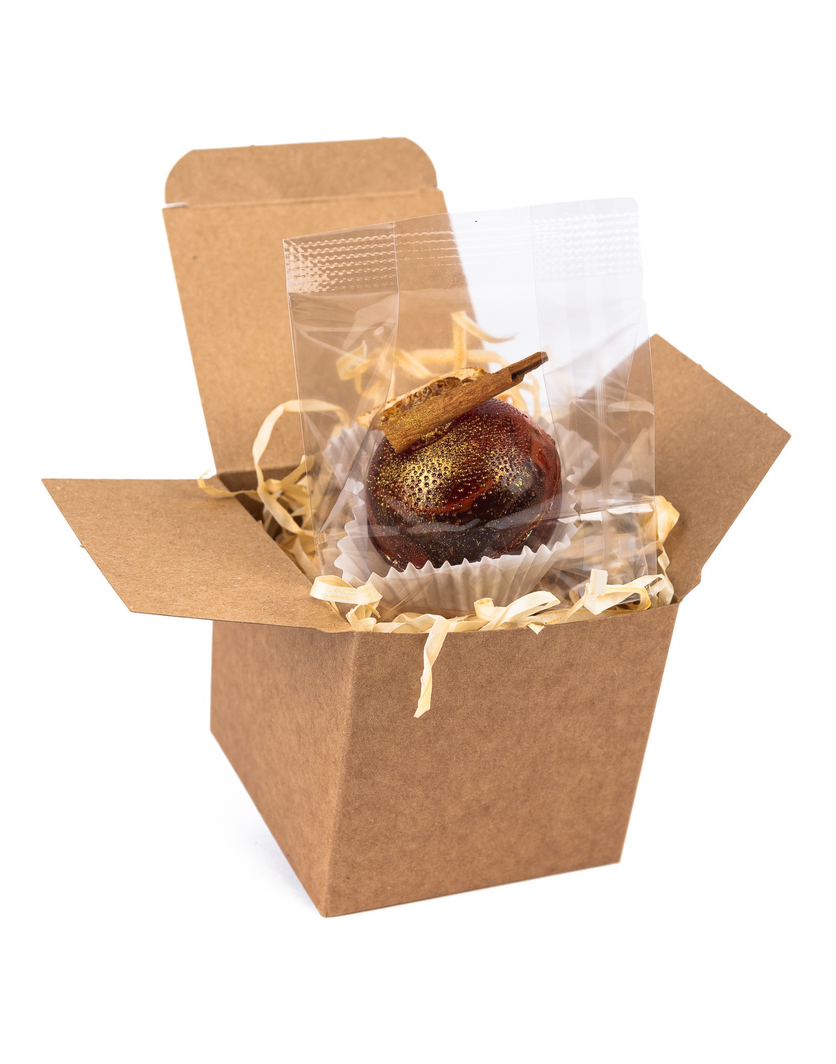 Kula kwiatowa do herbaty z laską cynamonu, zapakowana w celofan i ozdobne pudełko z siankiem.