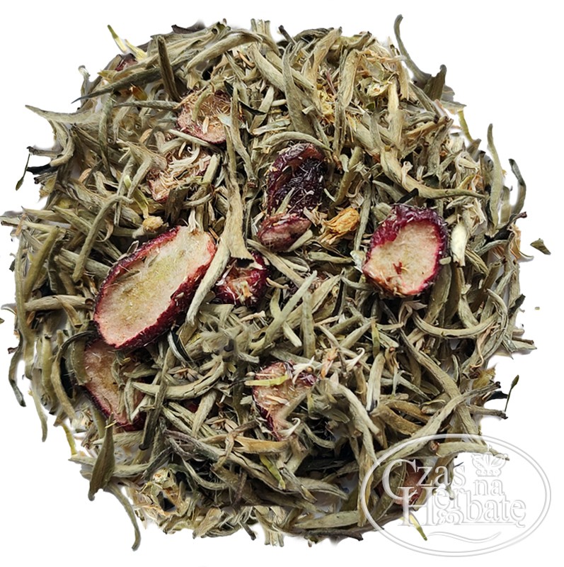 Jasna mieszanka białej herbaty z dużymi liśćmi i suszonymi cząstkami czerwonych owoców.