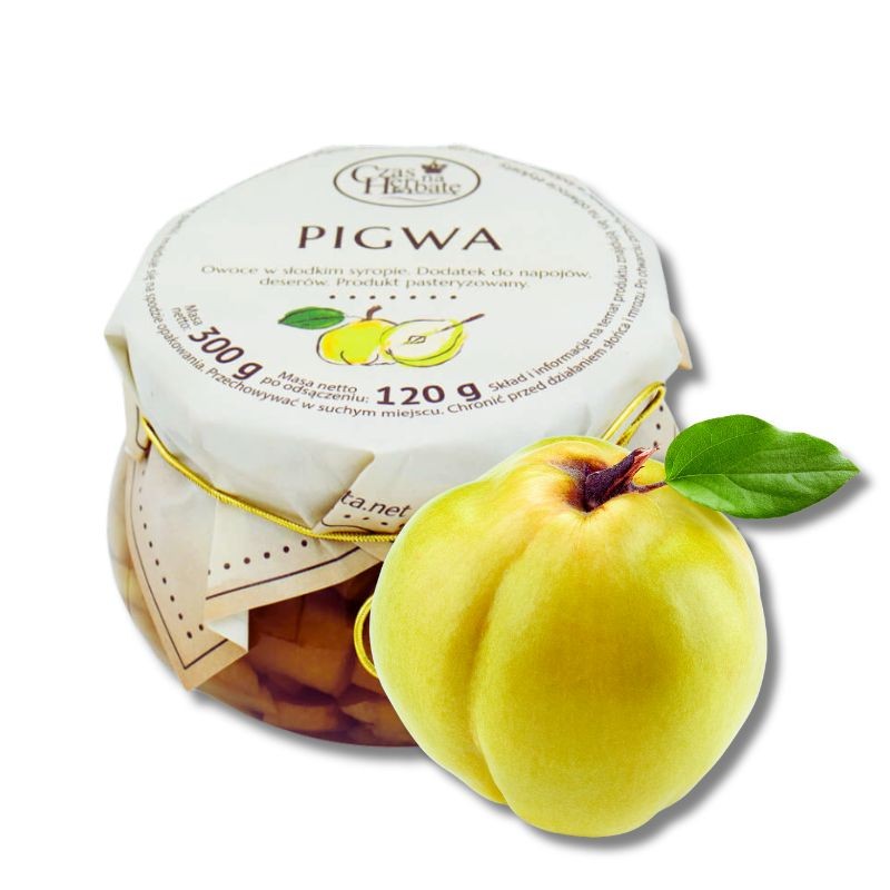 Słoik pigwy w syropie z ozdobną etykietą, złotym sznurkiem, przed słoikiem świeży owoc pigwy.