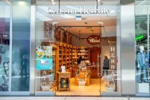 Wejście do sklepu Czas na Herbatę w galerii Olimpia w Bełchatowie