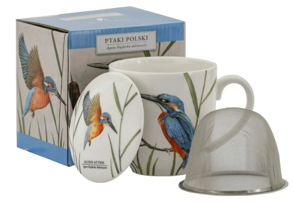 Kubek z pokrywką i zaparzaczem, ozdobiony zimorodkiem i trzcinami, w zestawie z niebieskim pudełkiem.